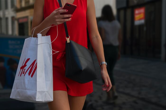 woman holding H&M bag